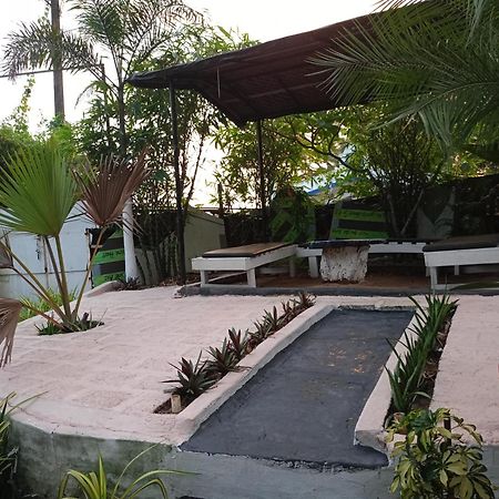 Boaty'S Beach Cottages كالانغيُت المظهر الخارجي الصورة